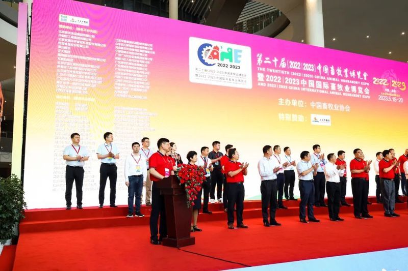 畜博會現(xiàn)場人氣爆棚｜國務(wù)院參事于康震等多位領(lǐng)導蒞臨卓一牧業(yè)展位調(diào)研